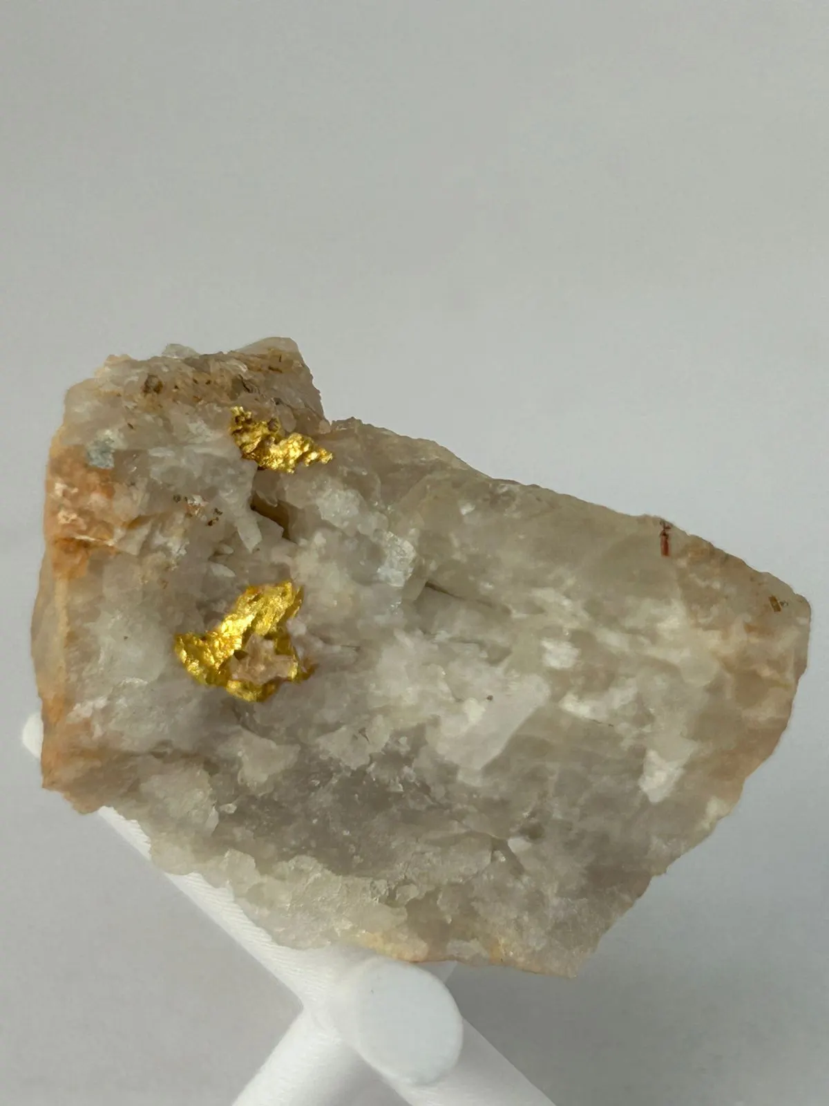 Oro en matriz sobre cuarzo — imagen 1 de 1