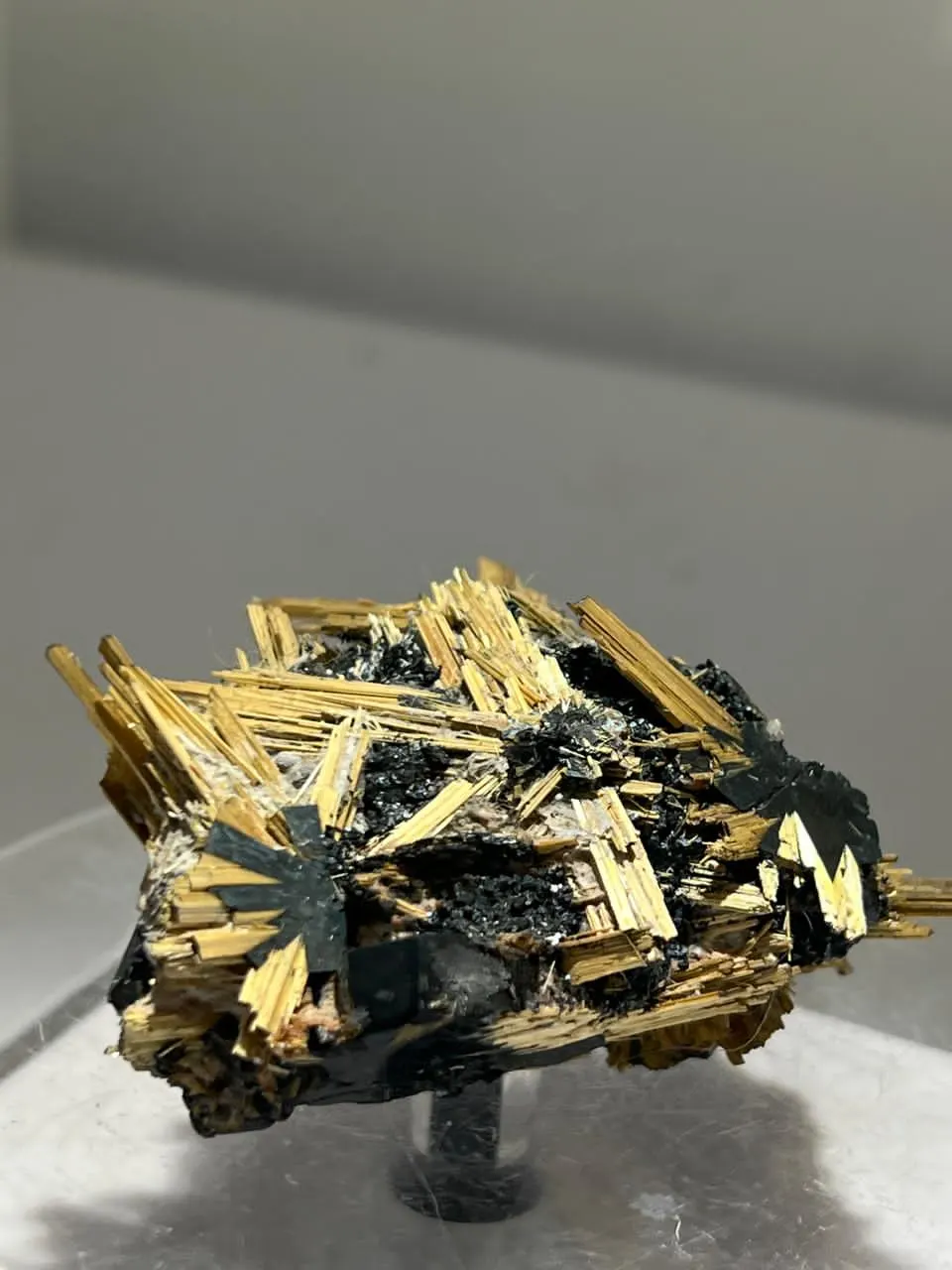 Rutilo sobre hematite — imagen 1 de 2