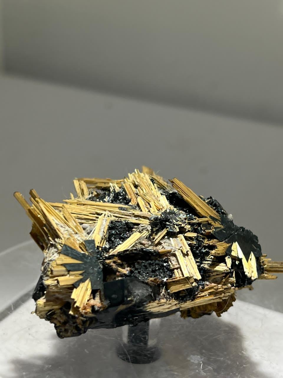 Fotografia de referencia de Rutilo sobre hematite